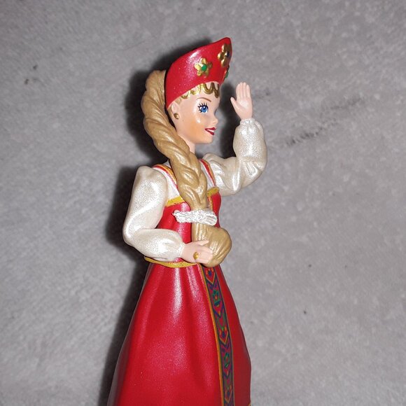 Hallmark Russian Barbie, Dolls of the World, 1997 - Picture 2 of 5